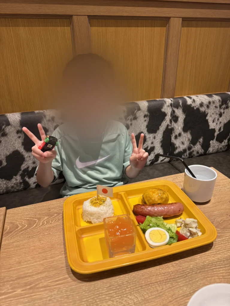 いしがまやハンバーグ的兒童餐,盤子上有白飯、香腸、漢堡排和水煮蛋