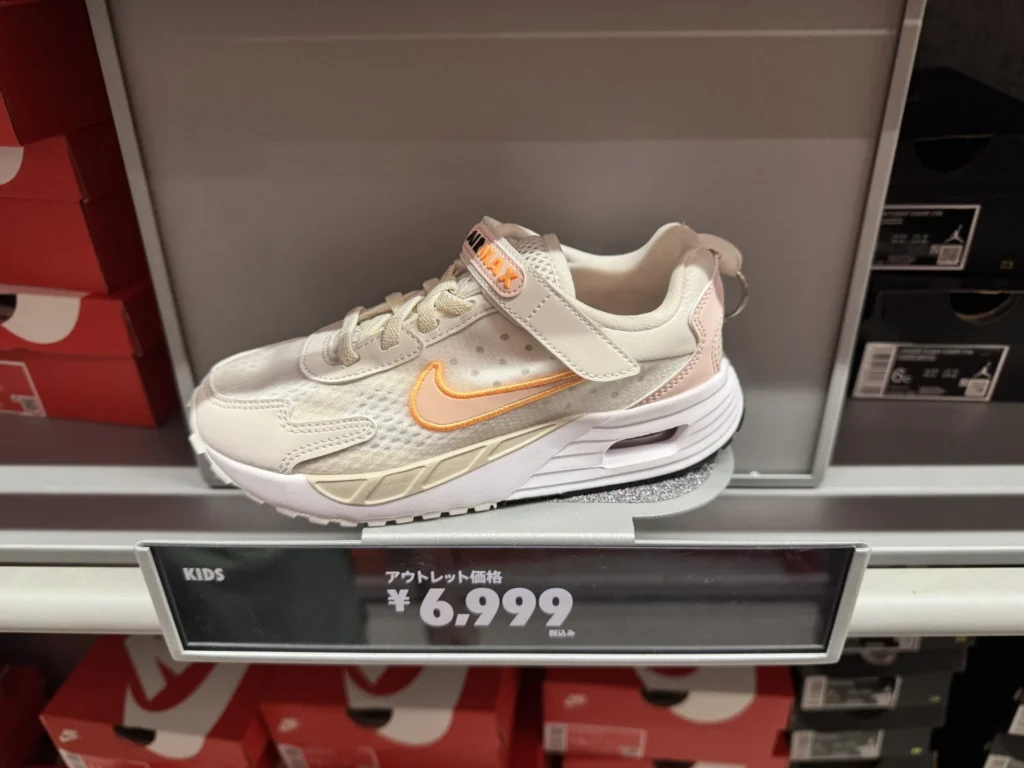 門真 Outlet 的 Nike 童鞋,價格牌寫著 Outlet 價格 6999 日幣