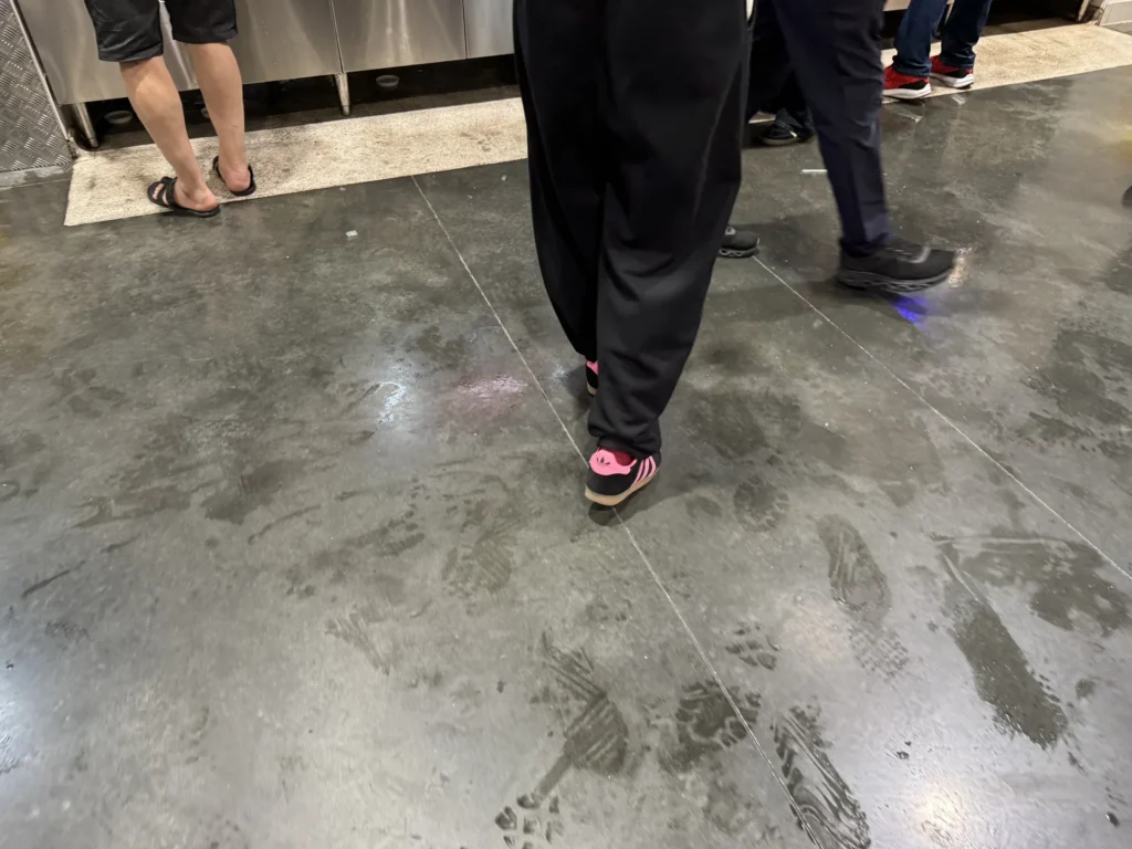 門真 Outlet 隔壁 Costco 門真倉庫店用餐區的地板,濕濕的都是腳印