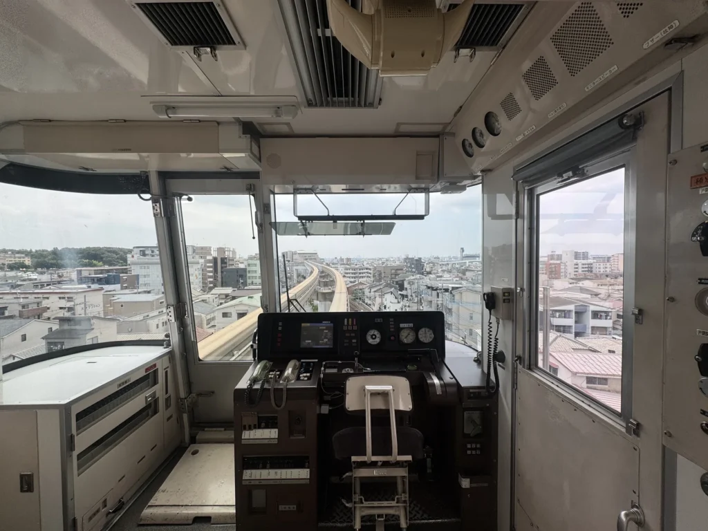 大阪單軌電車的駕駛座,從車頭往前看得到軌道