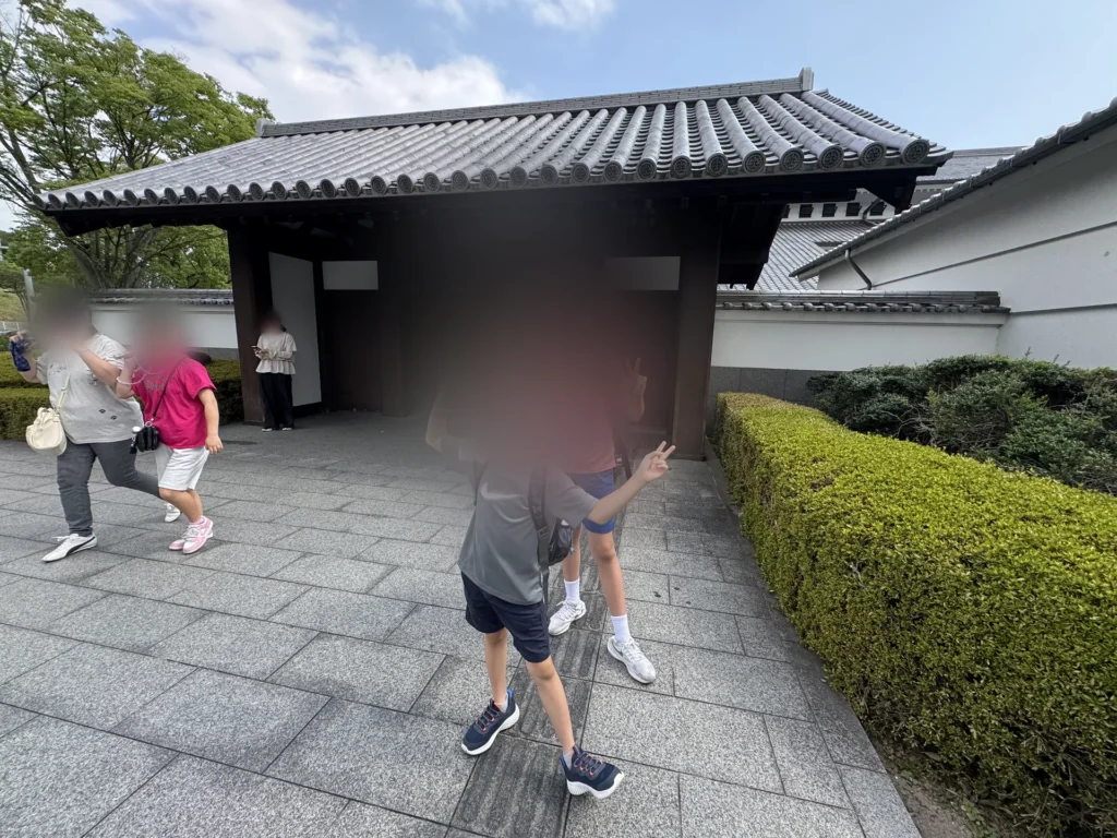 吹田市立武道館門口,兩個小孩在大門前擺姿勢