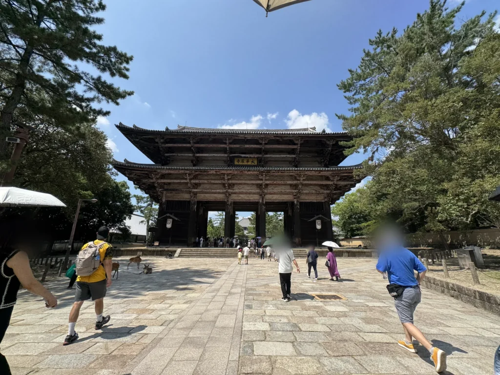 東大寺南大門，前面的石板路上有遊客走來走去