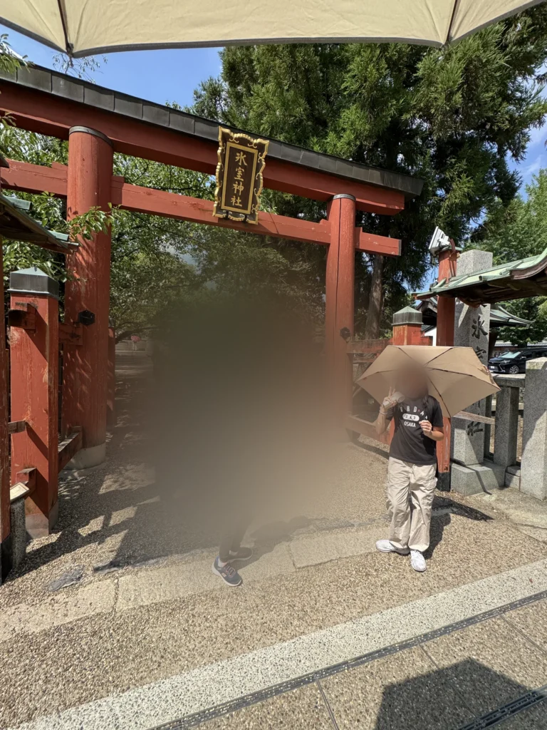 氷室神社的紅色鳥居，姐姐撐著傘站在旁邊
