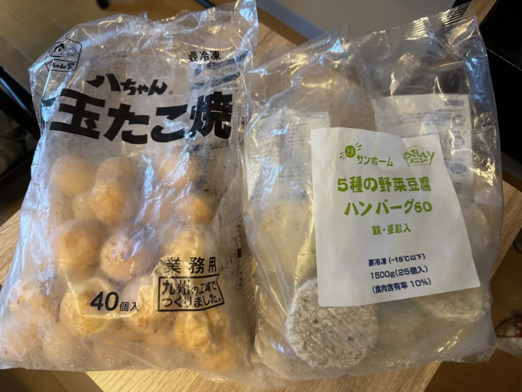 業務用超市的冷凍章魚燒一袋 40 顆,和 5 種野菜豆腐漢堡排