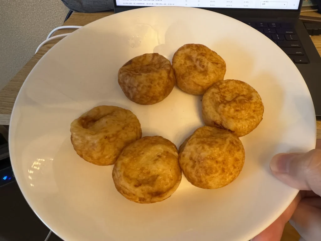 盤子上 6 顆加熱好的章魚燒