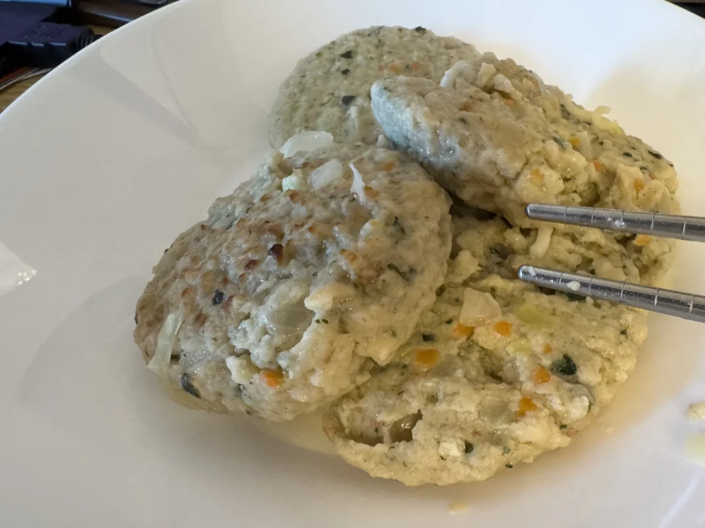 盤子上的豆腐漢堡排,看得到裡面的蔬菜丁