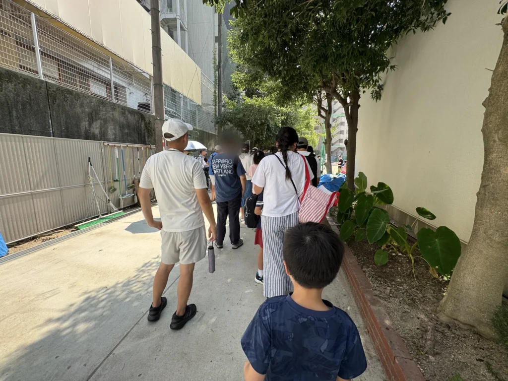 YMCA 學校外的人行道,接小孩的家長排在學校圍牆邊