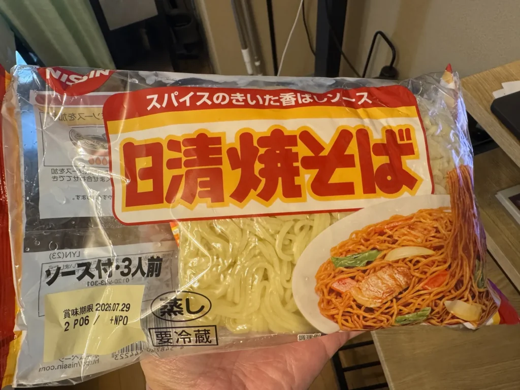 日清炒麵的包裝,3 人份附醬料