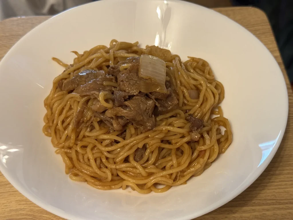 盤子上加了和牛和洋蔥的日清炒麵