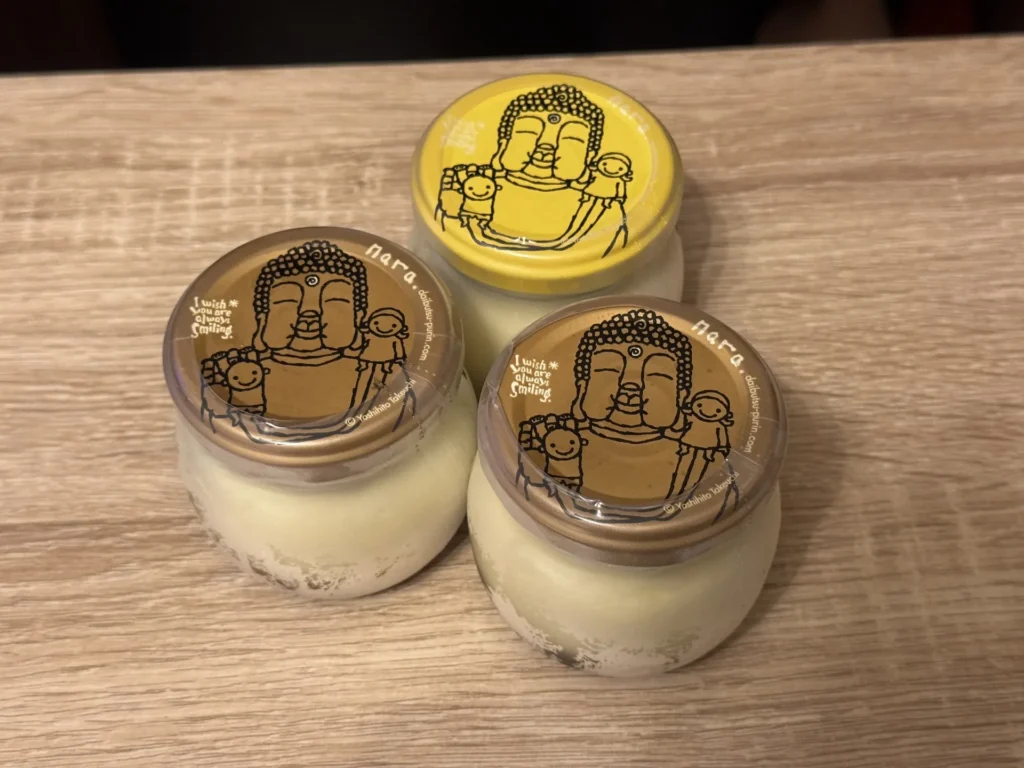 三瓶大佛布丁,瓶蓋上畫著大佛