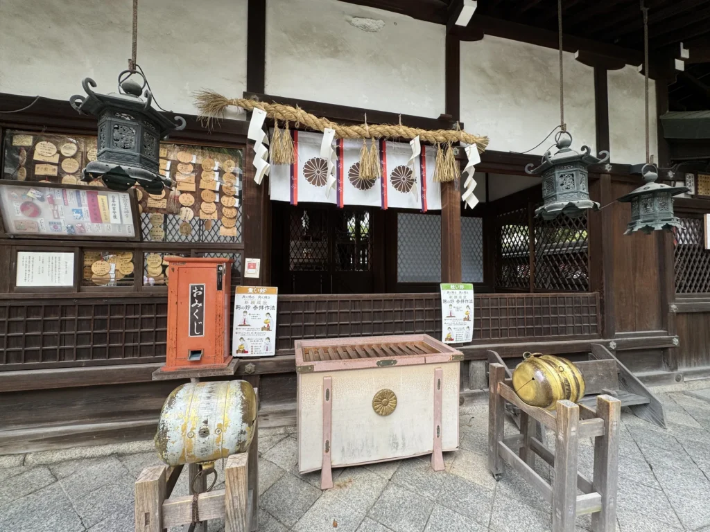 往靈光殿天滿宮的路上經過白峯神宮，拜殿屋簷下掛著燈籠和注連繩