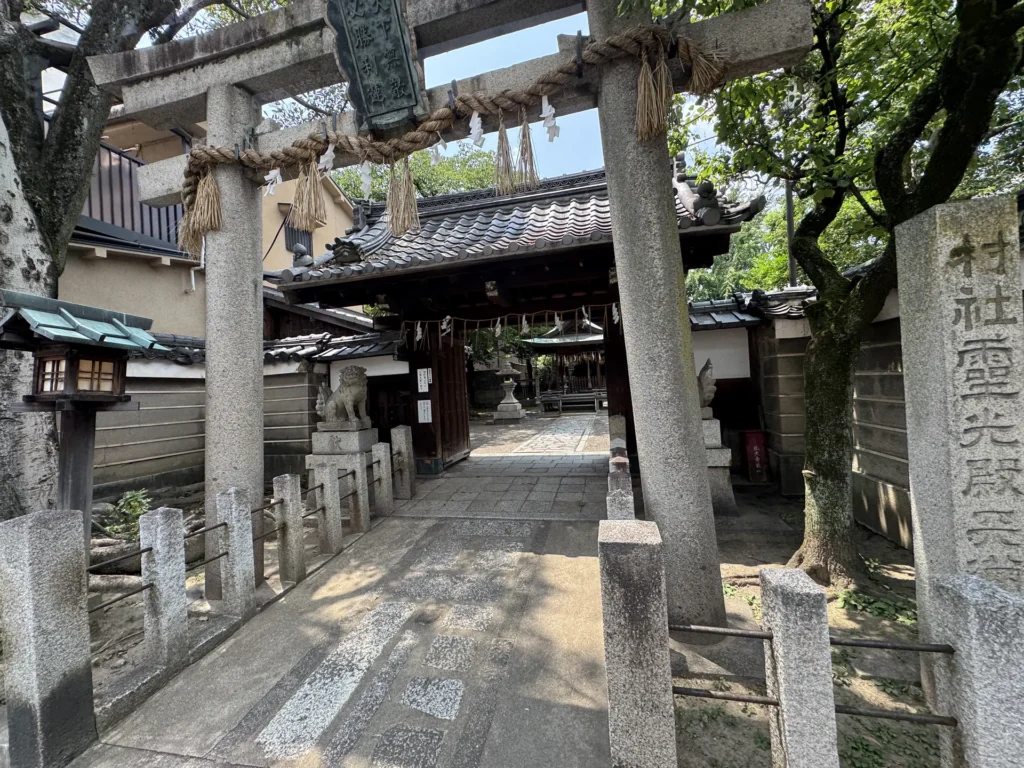 靈光殿天滿宮的石鳥居，旁邊的石柱刻著村社靈光殿天滿宮
