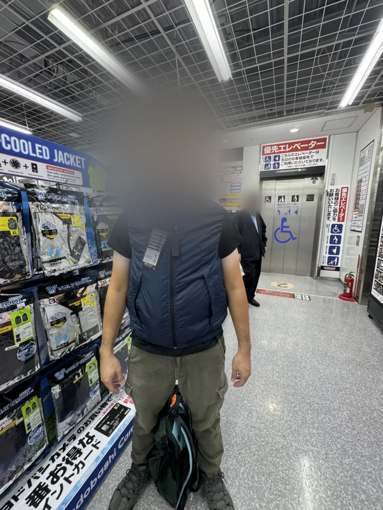 Yodobashi 的空調服賣場，架上掛滿有風扇的背心