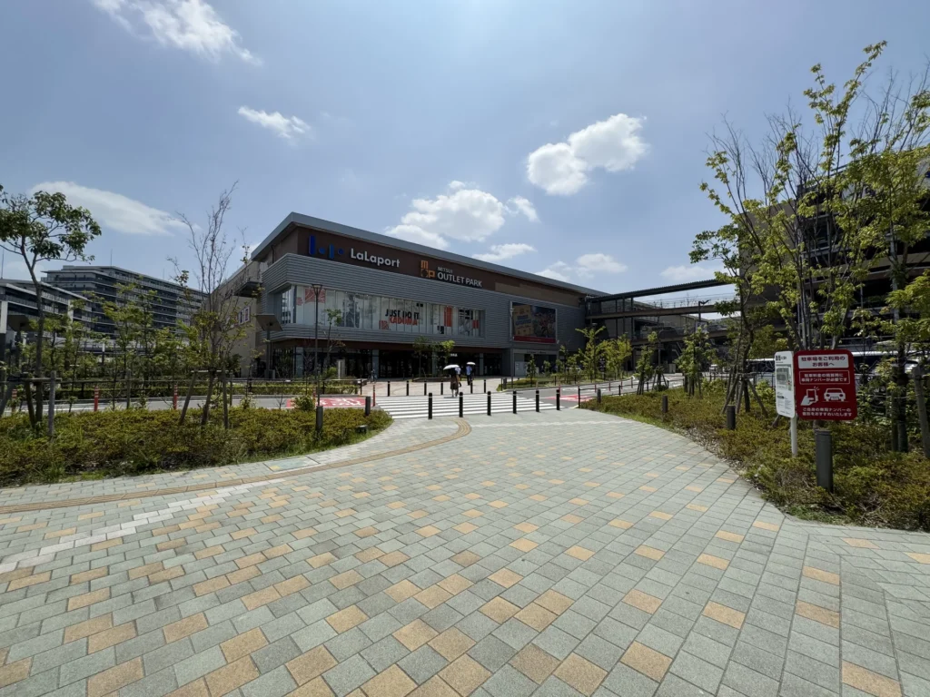 門真三井 Outlet 和 LaLaport 門真一帶的外觀,前面是步道和植栽