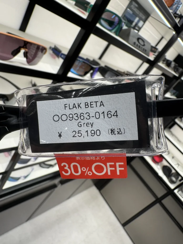 Oakley FLAK BETA 太陽眼鏡的價格牌,標價 25190 日幣,下面貼著 30% OFF