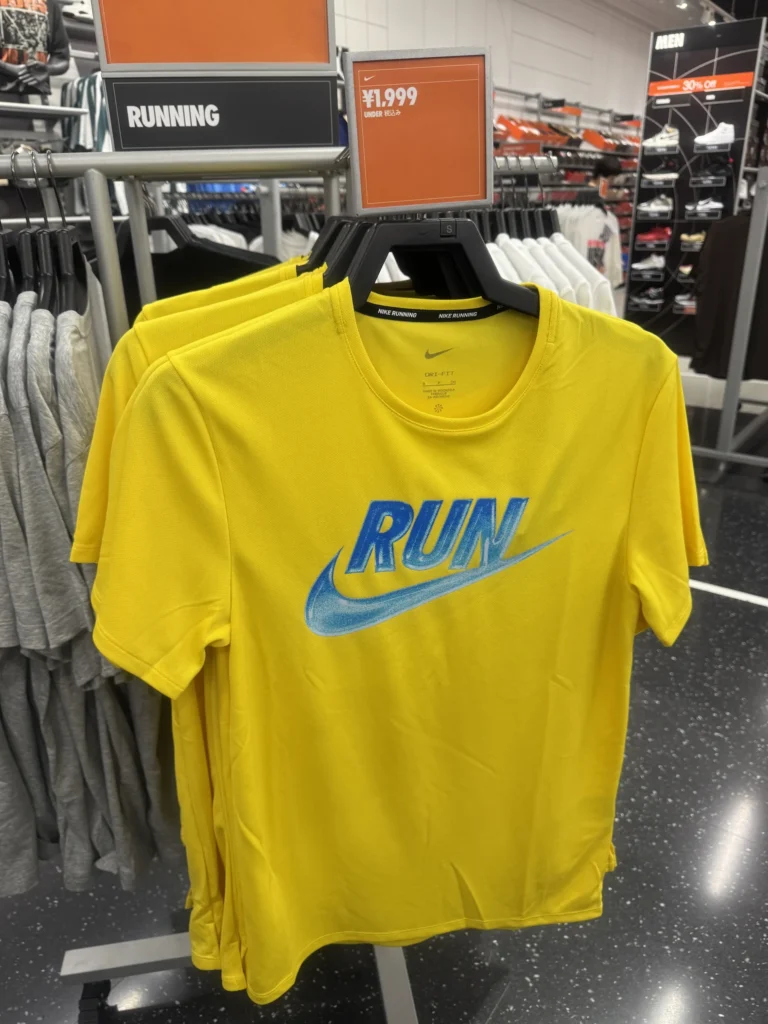 Nike 架上的黃色 RUN 排汗衣