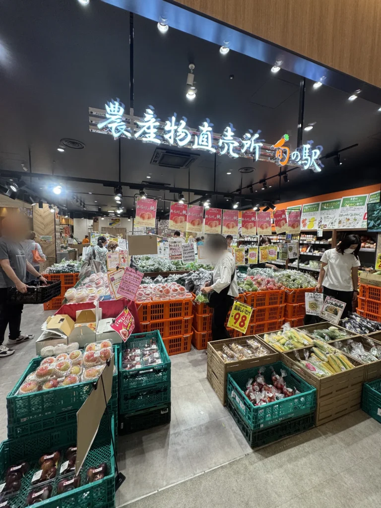 門真的農產物直売所,招牌下擺滿一箱箱水果和蔬菜