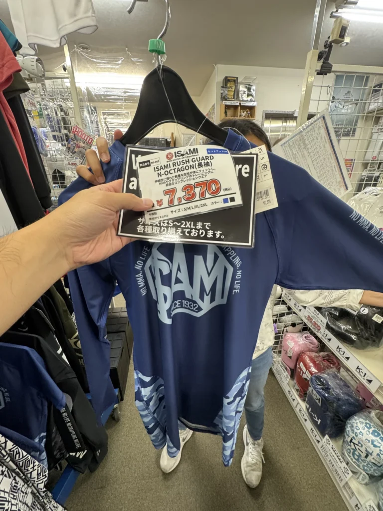 大阪イサミ的長袖防磨衣,價格牌寫 7370 日幣