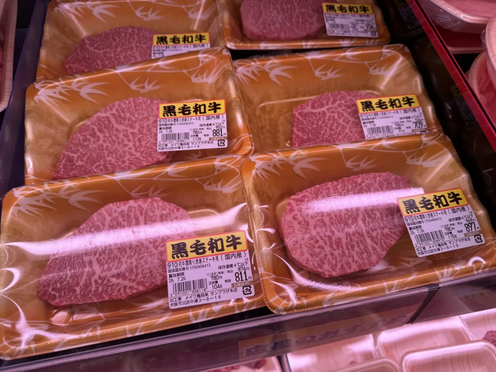 超市冷藏櫃裡一盒盒的黑毛和牛