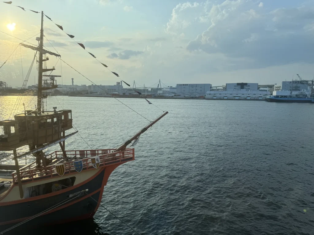 從海遊館看出去的港口和一艘帆船