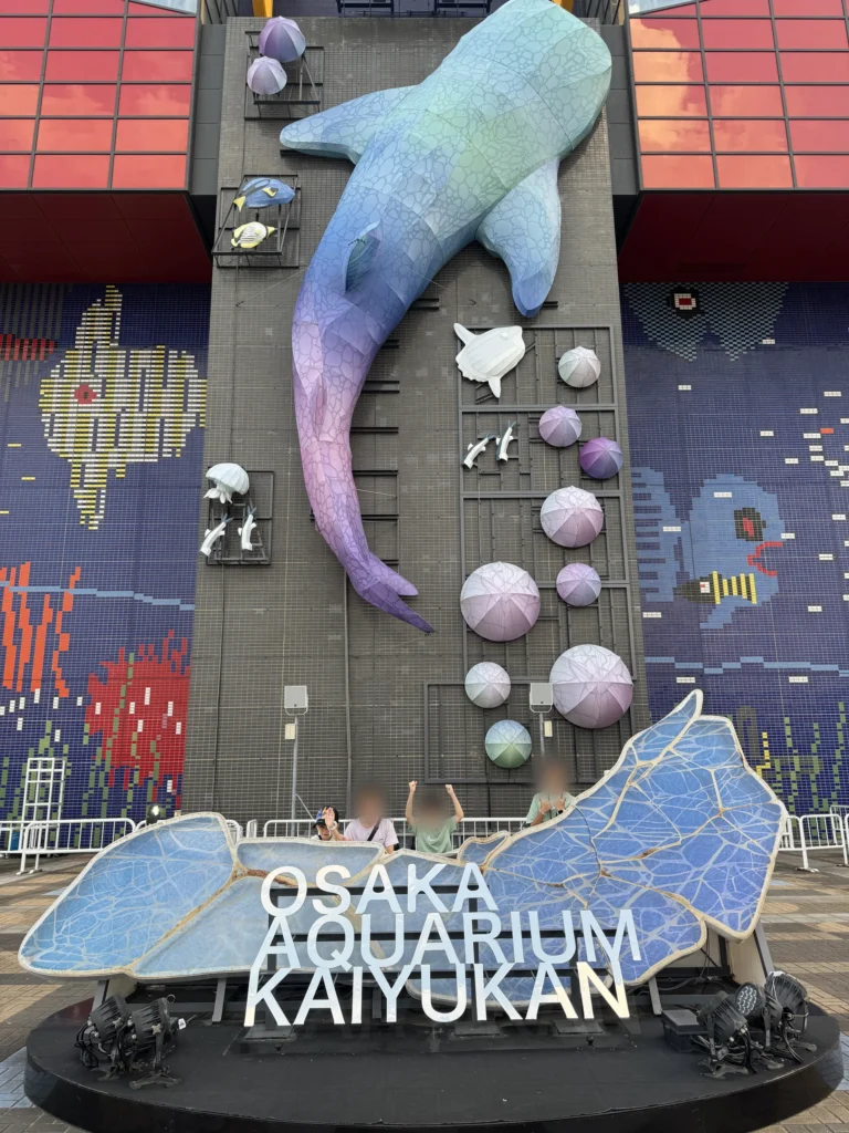 海遊館門口的鯨鯊造型看板，下面寫著 OSAKA AQUARIUM KAIYUKAN