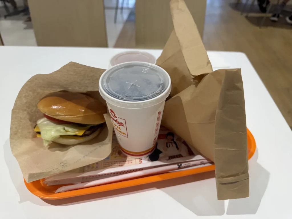 Wendy's 的漢堡和飲料放在橘色托盤上