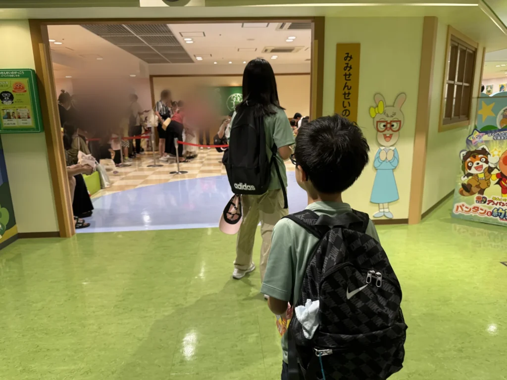 神戶麵包超人博物館的入口，姐姐和弟弟往裡面走