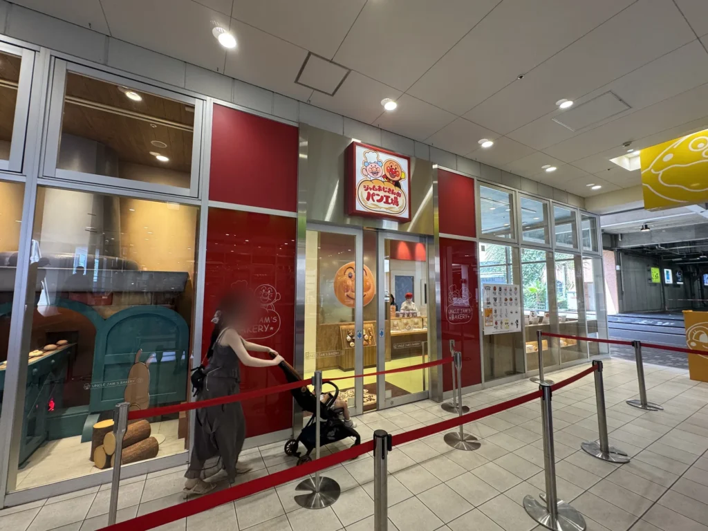 果醬爺爺麵包工廠的店面，門口拉著排隊的紅線