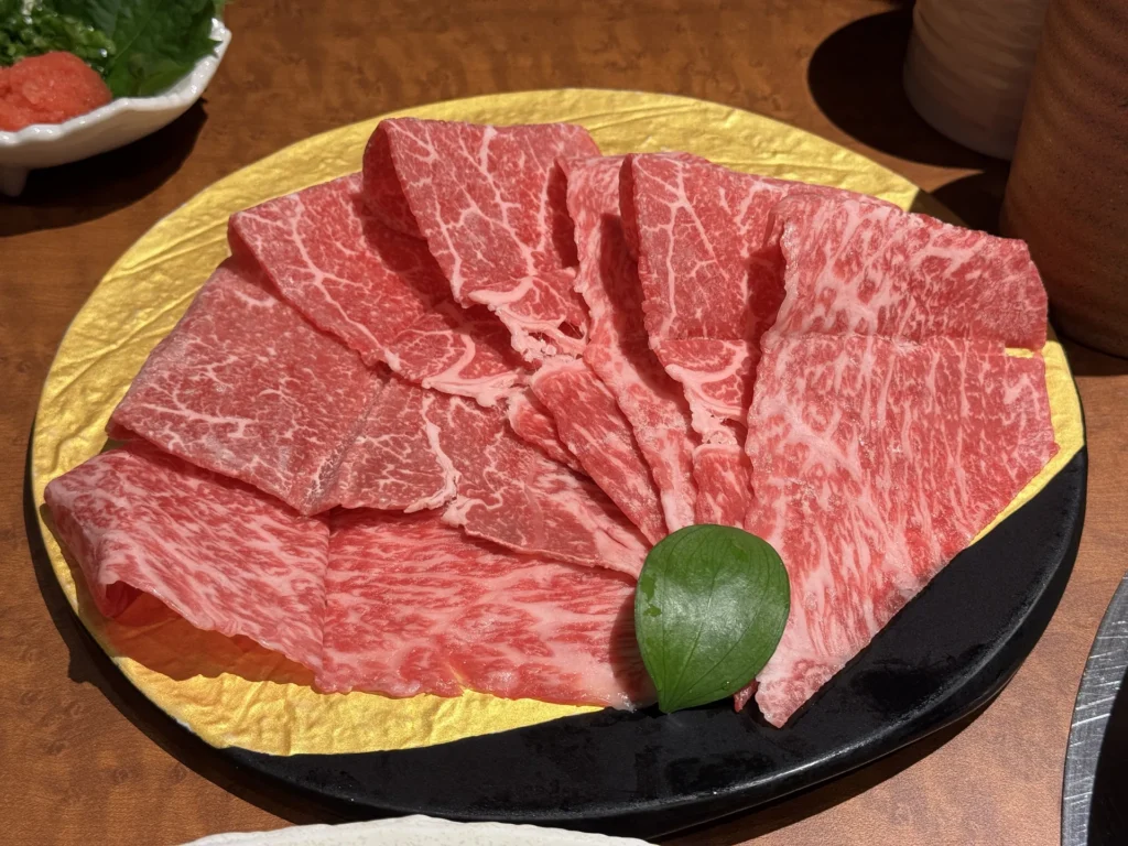 一大盤油花很多的神戶牛肉片
