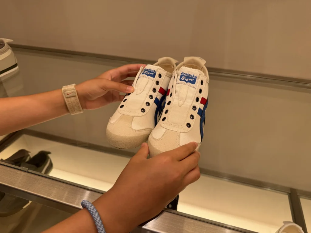鬼塚虎 日本店裡的白色鞋款，家人拿起來看