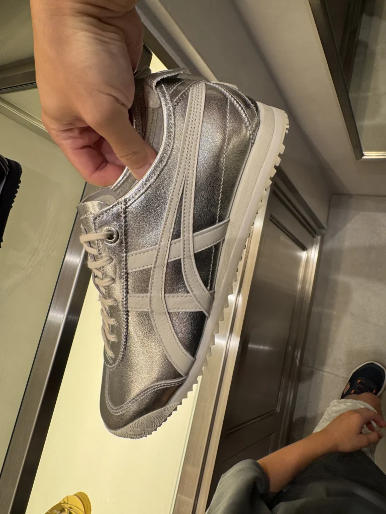 鬼塚虎 日本門市 Onitsuka Tiger NU 茶屋町店裡的銀色鞋子