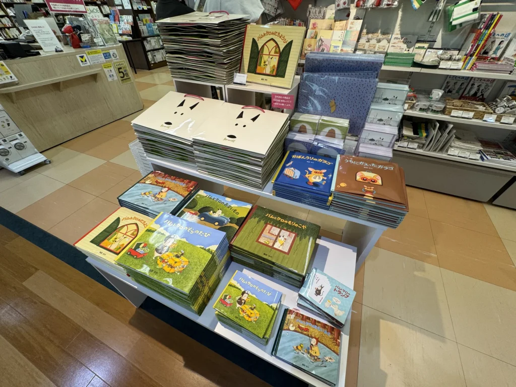 書店平台上擺滿日本版的包姆與凱羅(バムとケロ)繪本