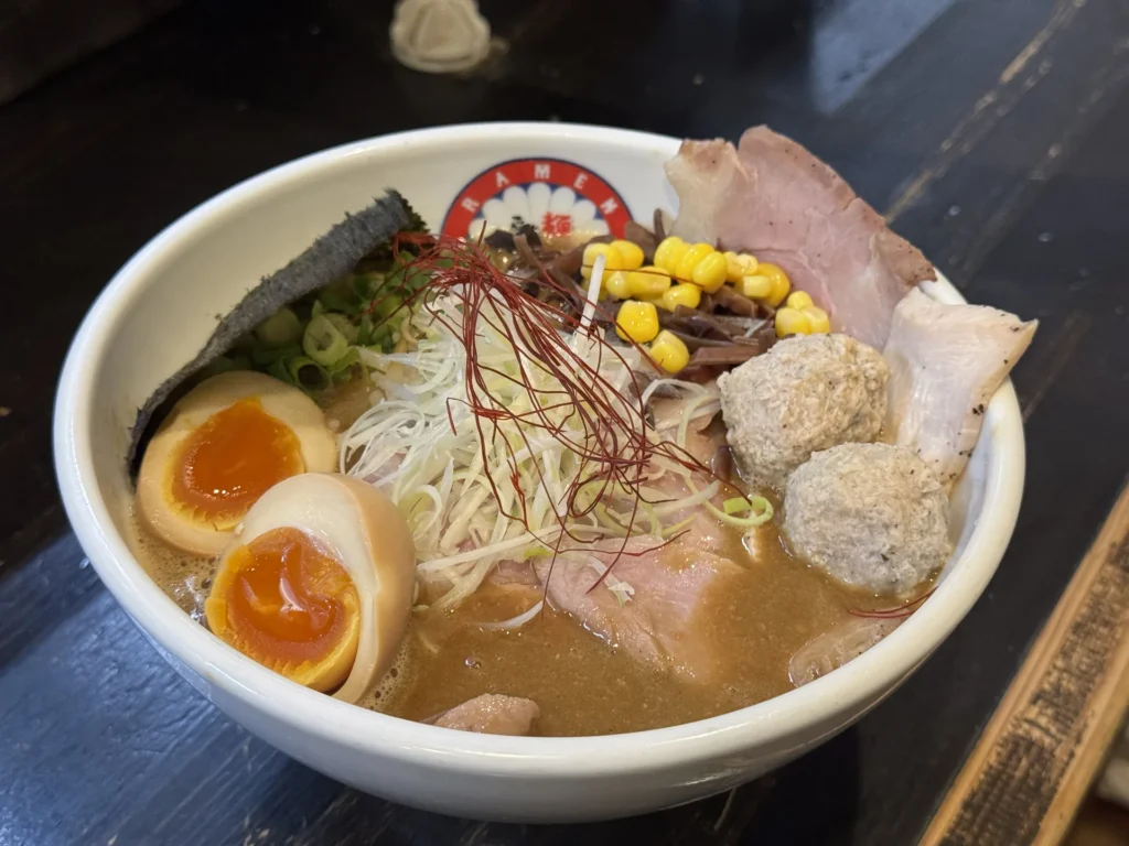 らぁ麺 きくはん的拉麵,上面有溏心蛋、叉燒、玉米和肉丸