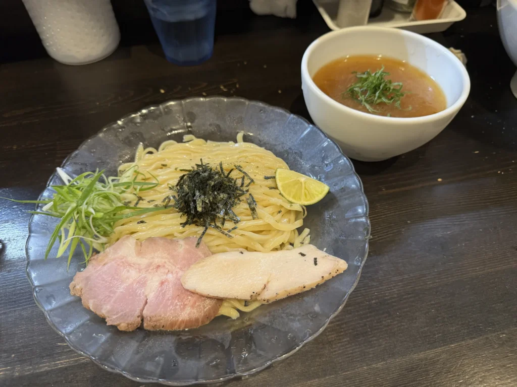 らぁ麺 きくはん的冷麵,旁邊附一碗沾汁