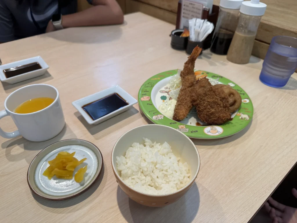 阪急三番街的炸豬排定食,旁邊有白飯、湯和醃蘿蔔