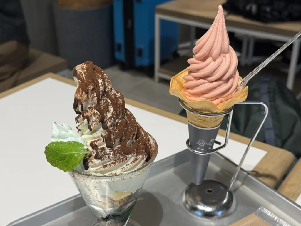 CREMIA 的兩份冰淇淋,一份巧克力聖代、一份粉紅色甜筒