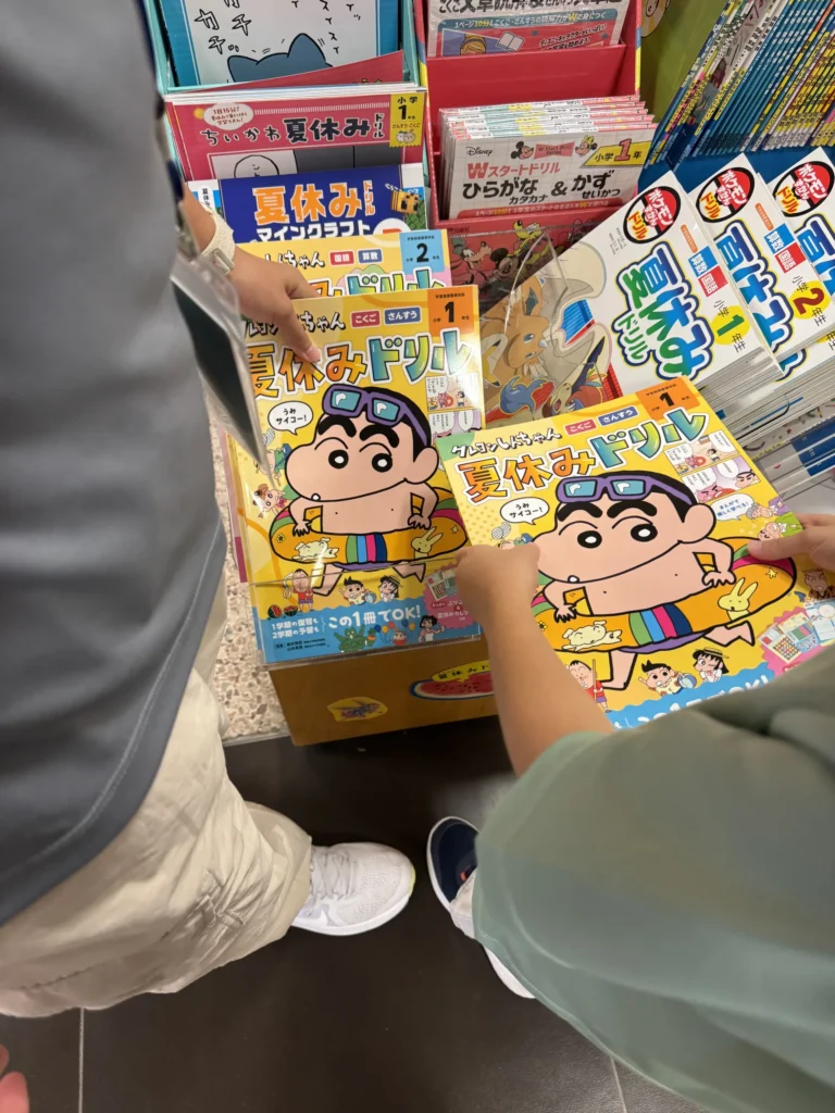 書店裡蠟筆小新的暑假作業簿