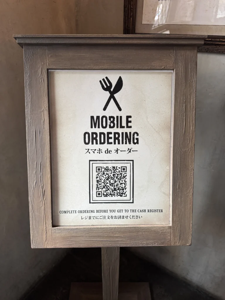 餐廳排隊區的 MOBILE ORDERING 立牌，上面有 QR Code