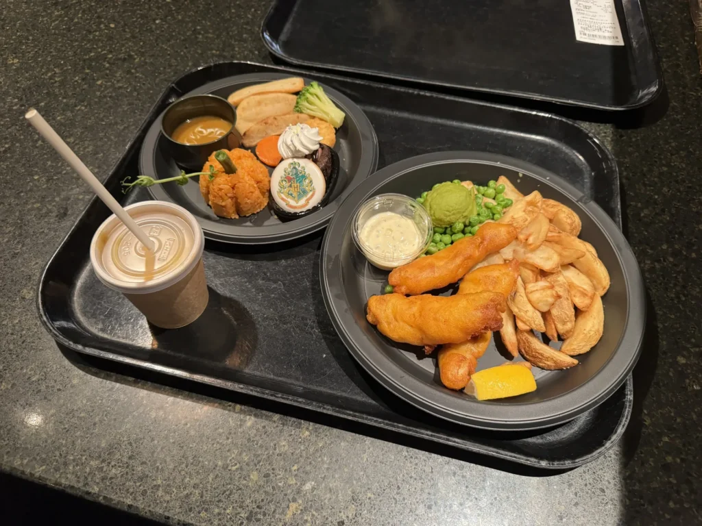 三根掃帚的餐盤，有炸魚、薯條和飲料