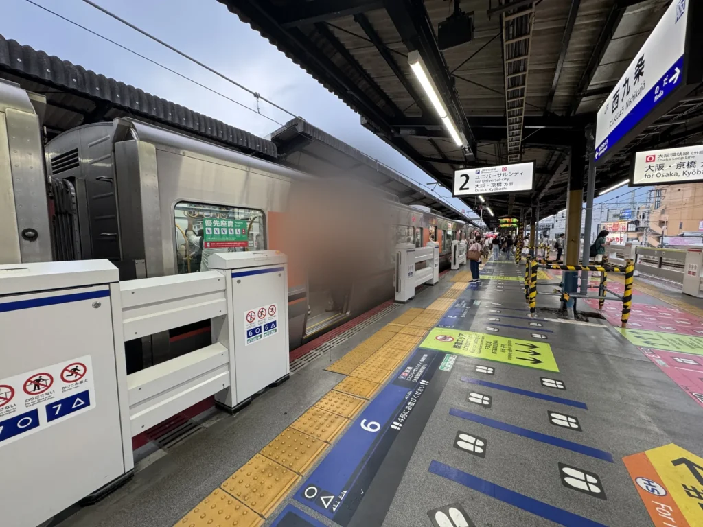 西九條站月台，列車停在月台邊
