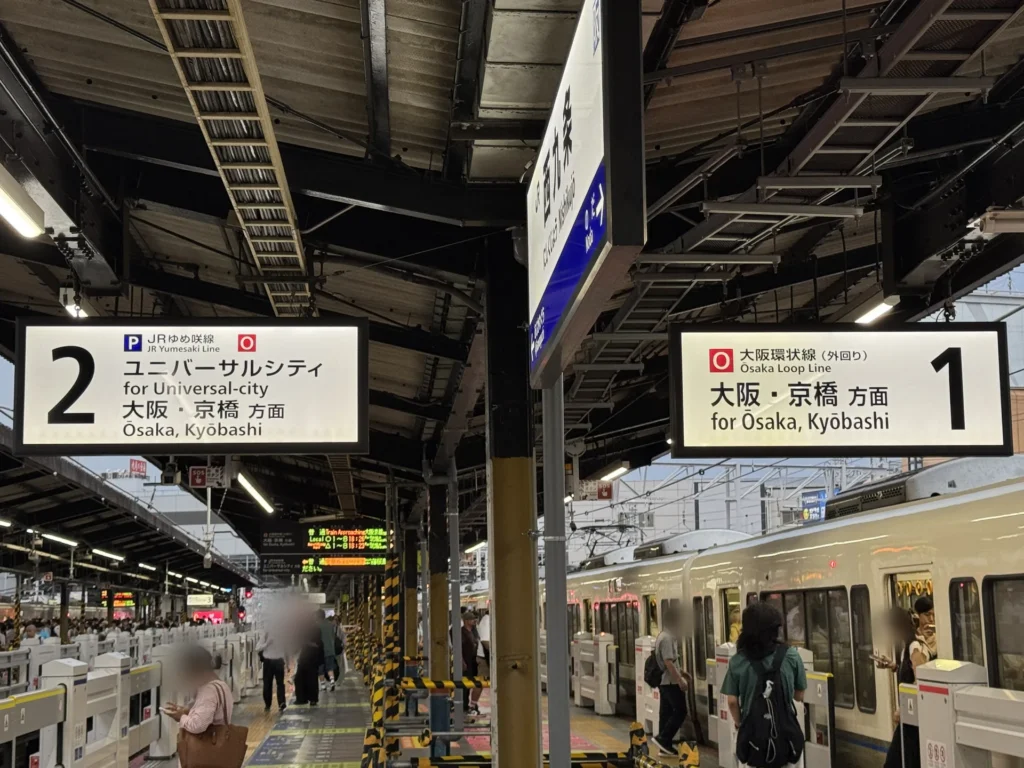西九條站月台的看板，寫著大阪・京橋方面
