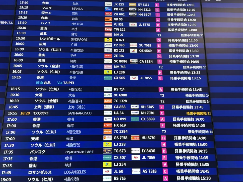關西機場的出發看板，16:15 有一班國泰經台北
