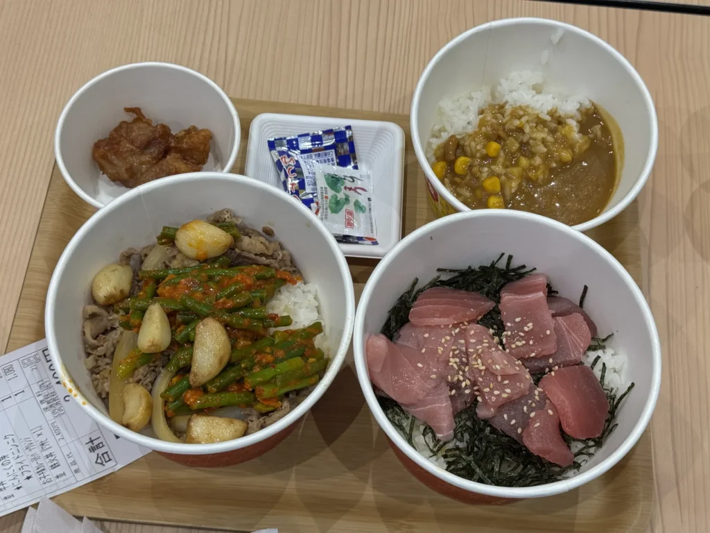 關西機場すき家的餐點，有蒜苔牛丼、鮪魚丼和兒童咖哩飯