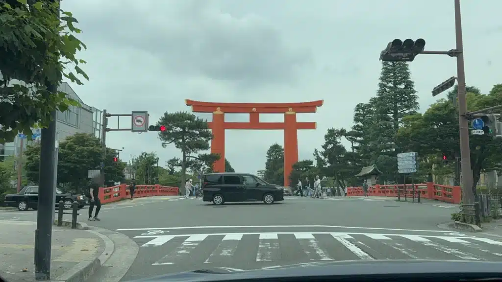 平安神宮大鳥居，從車內往前看的京都路口