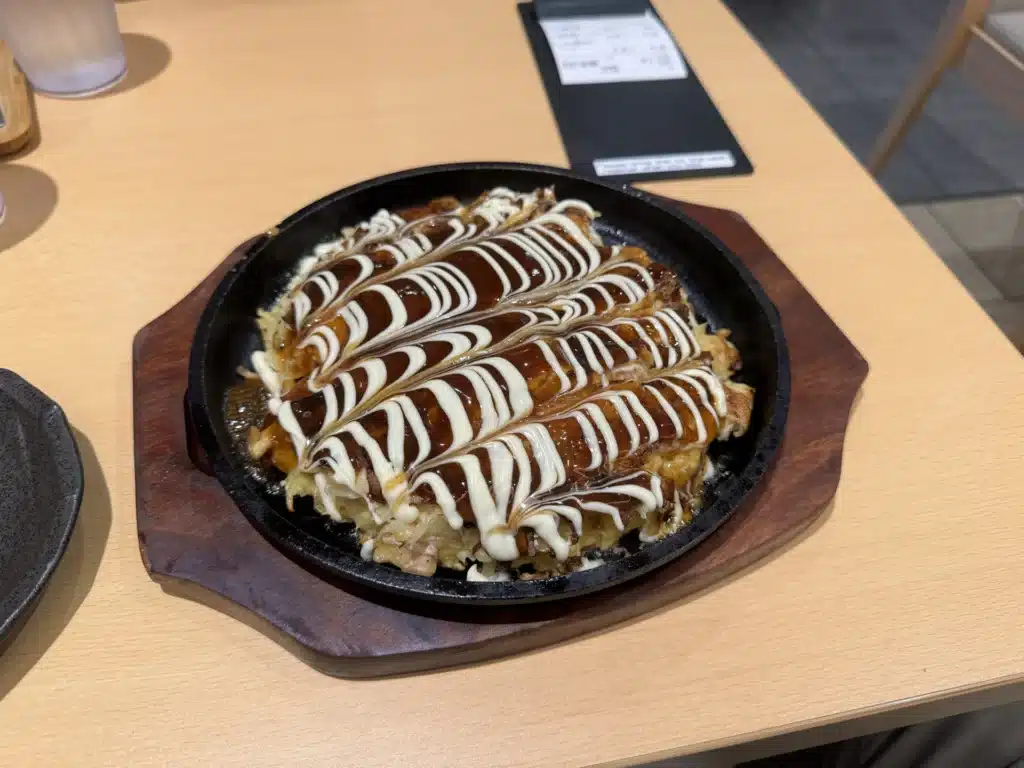 京都車站小店的大阪燒，鐵板上淋滿美乃滋和醬汁