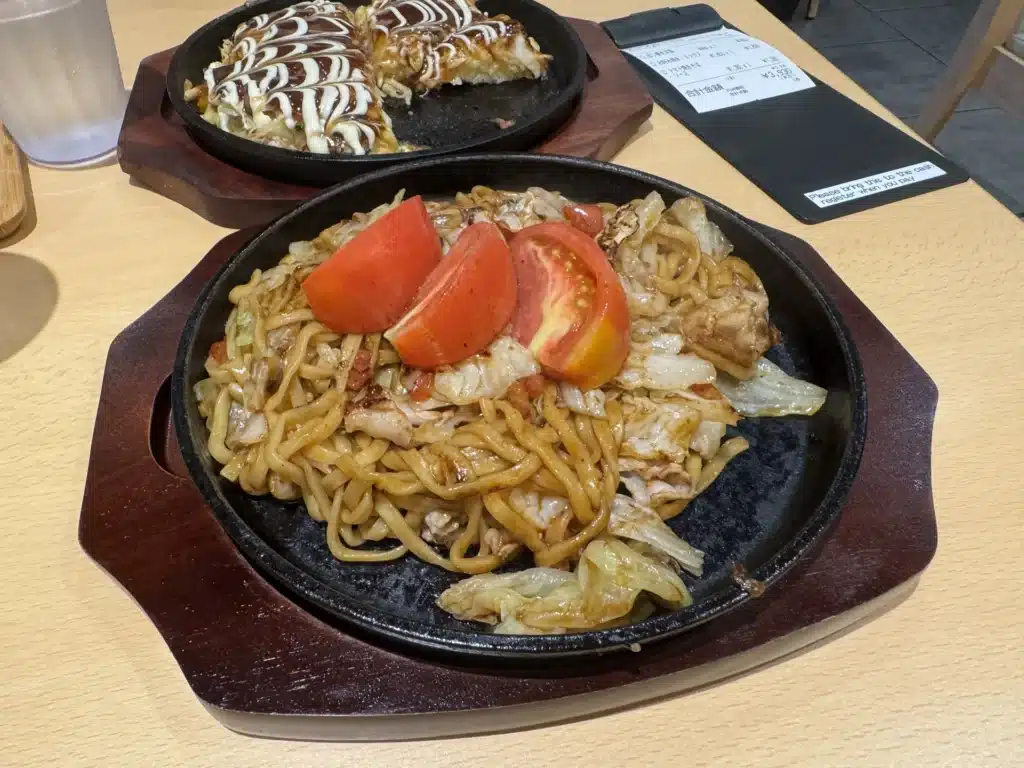 京都車站小店的鐵板炒麵，上面放了番茄