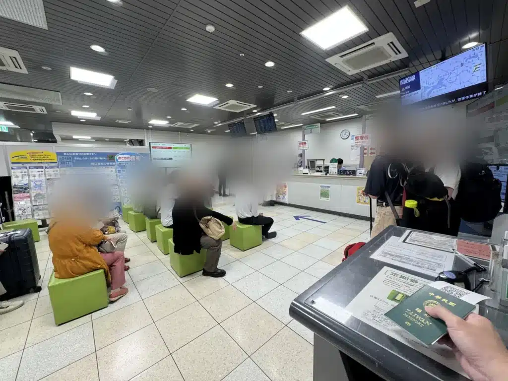 辦 ICOCA 兒童卡要抽號碼牌，京都車站 2 樓售票處的等候區坐滿等叫號的人