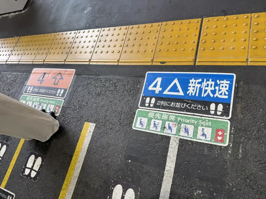 京都車站月台地上的 4 號乘車位置標示，寫著新快速