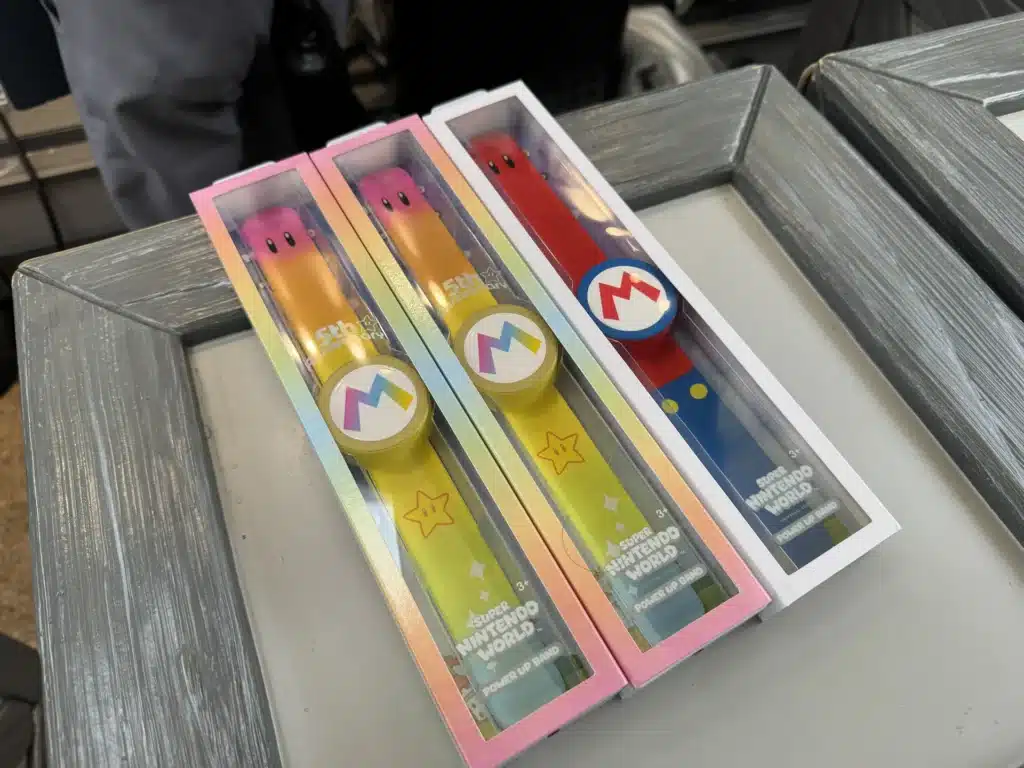任天堂園區的能量手環，三支裝在盒子裡