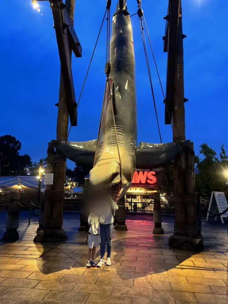 晚上的大白鯊吊掛地標，背後是 JAWS 招牌